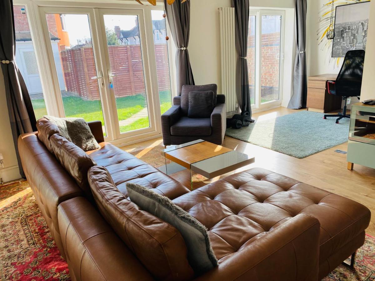 Vila Mayors House Ideal For Groups & Business Peterborough Exteriér fotografie